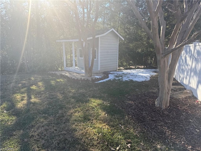 view of yard featuring an outbuilding