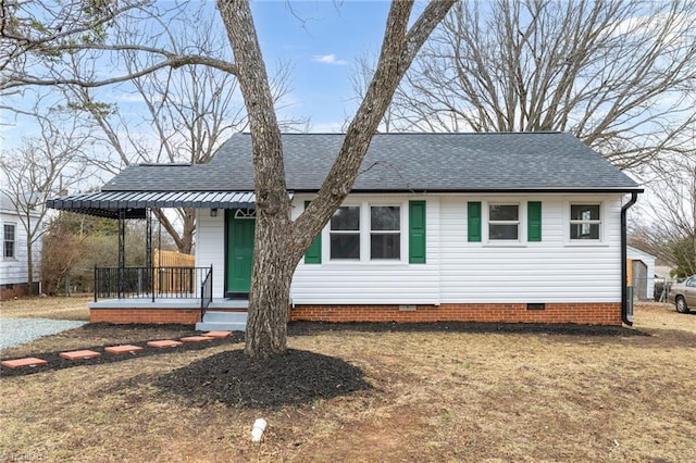 view of front facade featuring covered porch and a front lawn