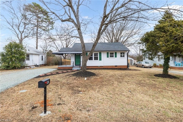 view of front of property featuring a front lawn