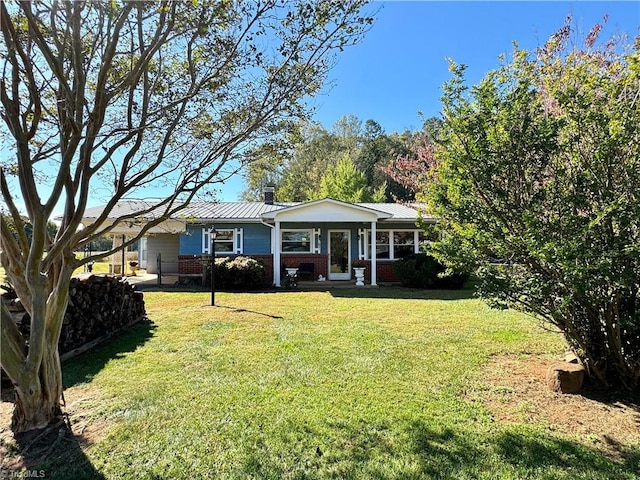 view of front of home featuring a front yard