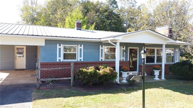 view of front of property with a front lawn