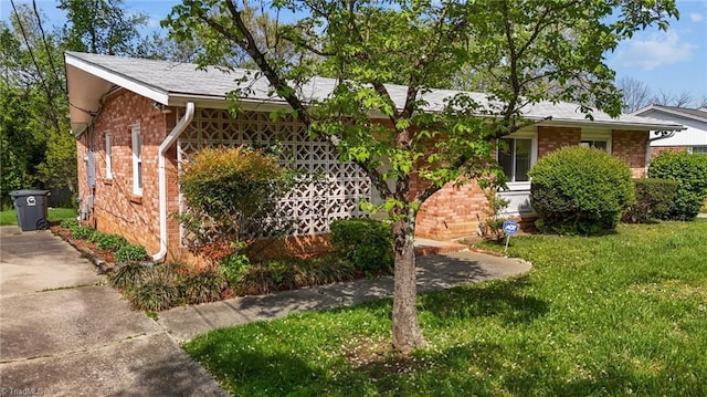 ranch-style home with a front lawn and brick siding