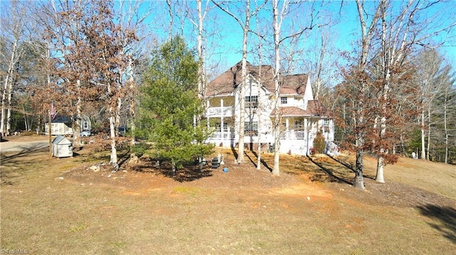 view of front facade featuring a front lawn