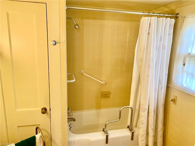 bathroom with shower / bath combo