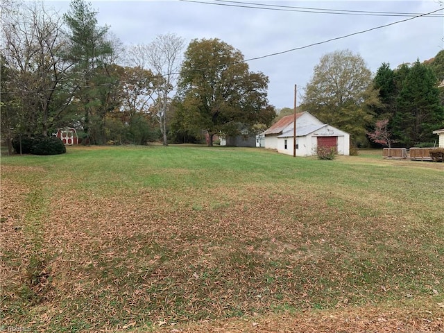 view of yard featuring a storage unit