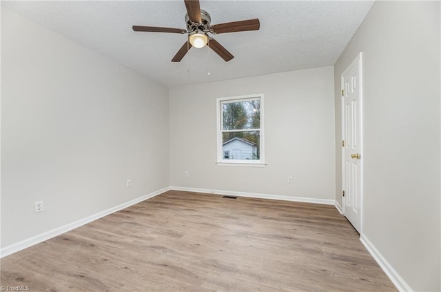 unfurnished room featuring light wood-type flooring, a textured ceiling, and ceiling fan