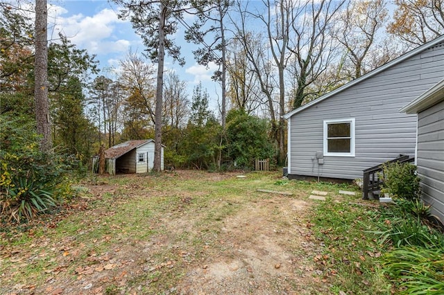 view of yard with a shed