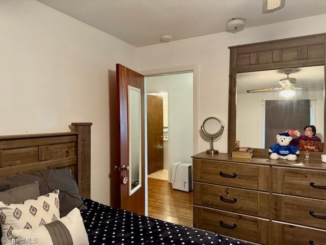 bedroom with ceiling fan