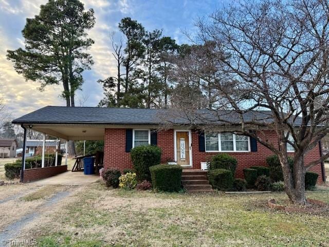 view of front of home featuring a front lawn and a carport