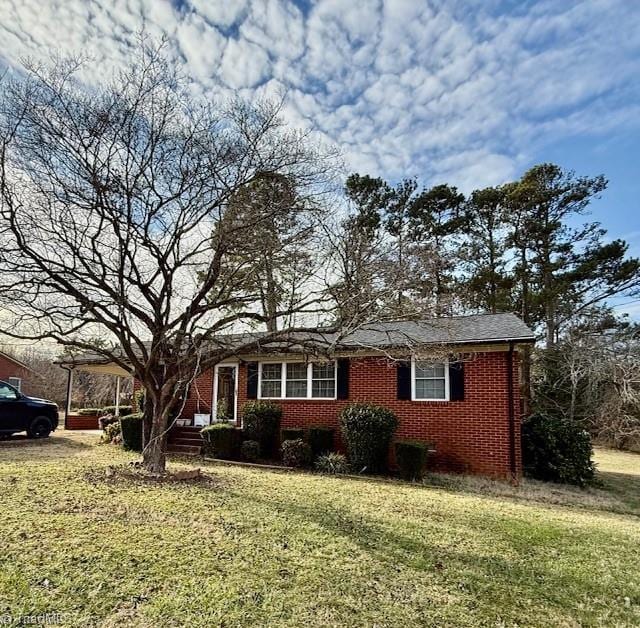 single story home featuring a front lawn