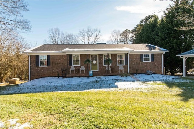 single story home with a front yard