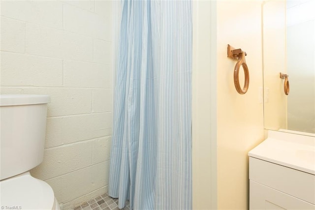 full bath featuring vanity, toilet, and curtained shower