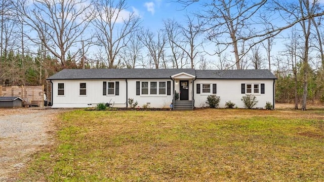 single story home with a front lawn