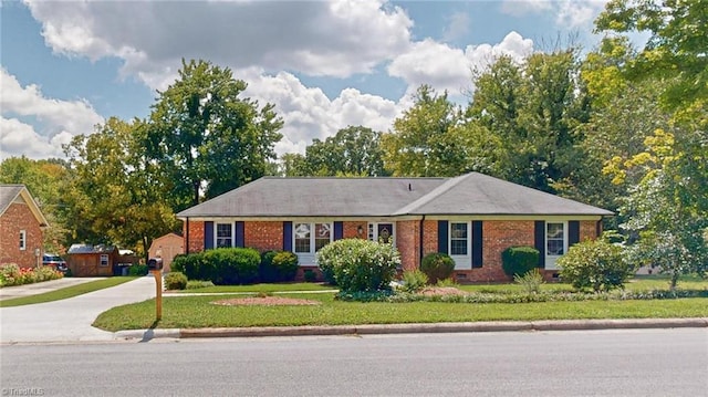 ranch-style house featuring a front yard