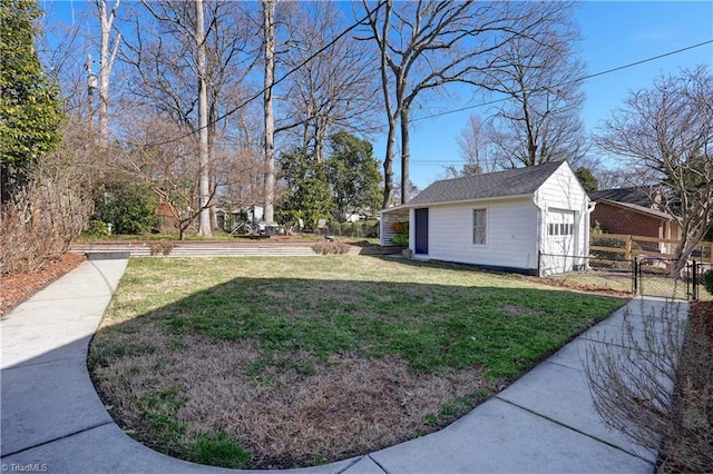 view of yard with an outbuilding