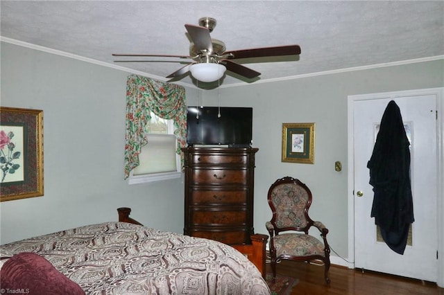 bedroom with hardwood / wood-style floors, a textured ceiling, ornamental molding, and ceiling fan