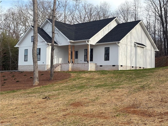 115 Mountain Laurel Trl, Eden, NC 27288 - modern farmhouse with crawl space, roof with shingles, a front yard, and a porch
