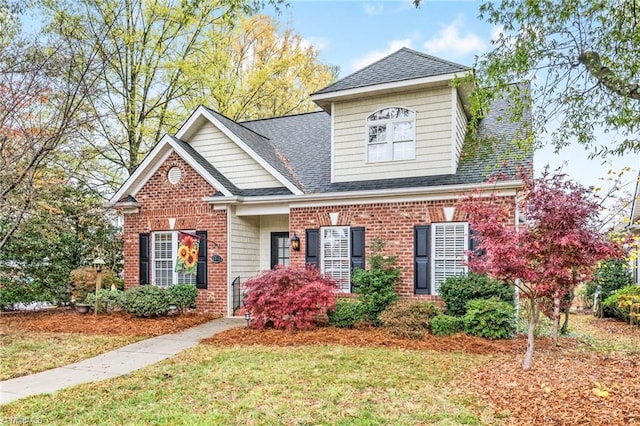 view of front of property featuring a front lawn