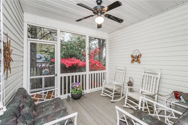 sunroom with ceiling fan