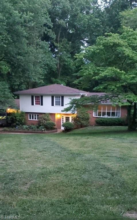 view of front facade with a front yard