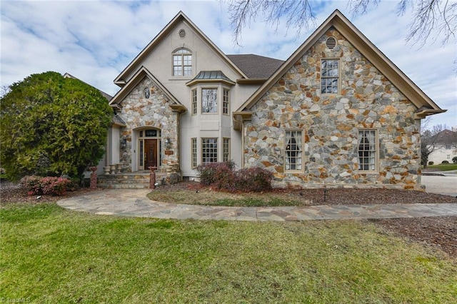 view of front of property featuring a front yard