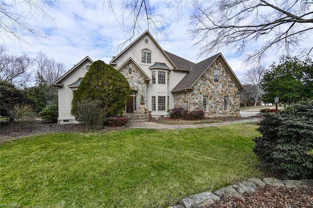 view of front of house featuring a front lawn