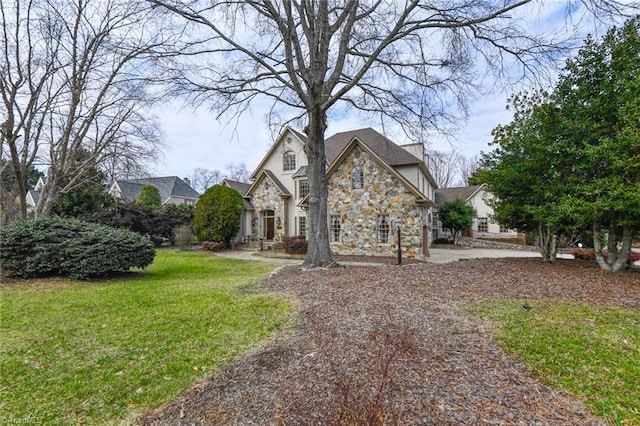 view of front of property featuring a front yard