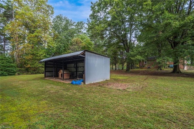 view of outdoor structure featuring a yard