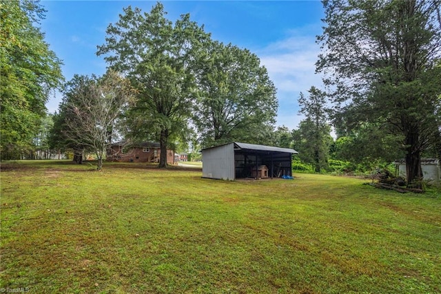 view of yard with an outdoor structure