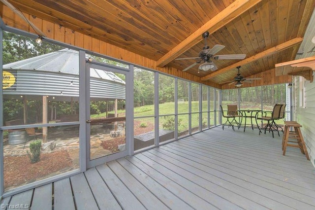 sunroom / solarium featuring a ceiling fan