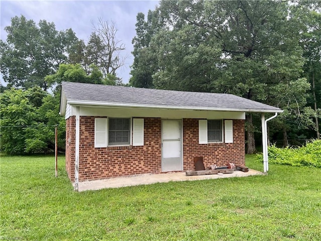 5261 Windemere Cir, Trinity, NC 27370 - bungalow featuring brick siding, a front yard, and roof with shingles