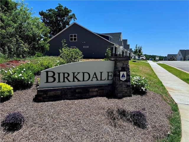 view of community / neighborhood sign