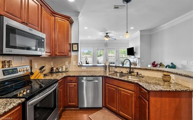 3615 Sainsbury Ln, Greensboro, NC 27409 - kitchen featuring stainless steel appliances, a sink, crown molding, a ceiling fan, and a peninsula