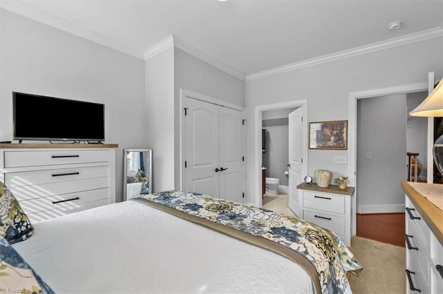 3615 Sainsbury Ln, Greensboro, NC 27409 - bedroom featuring ornamental molding, baseboards, a closet, and ensuite bath