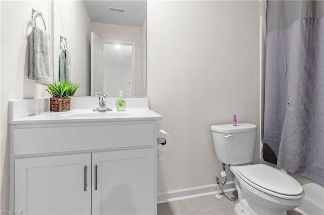 full bathroom featuring toilet, baseboards, visible vents, and vanity