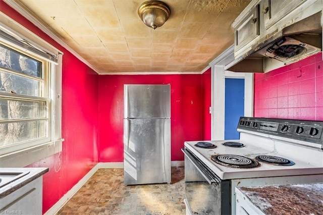 kitchen featuring under cabinet range hood, electric range, baseboards, freestanding refrigerator, and crown molding