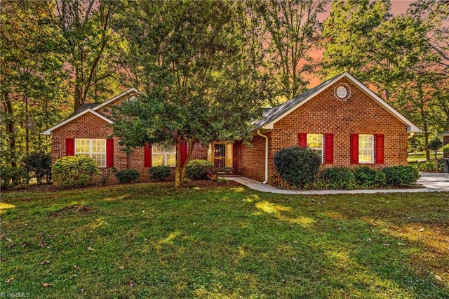 view of front of property featuring a lawn