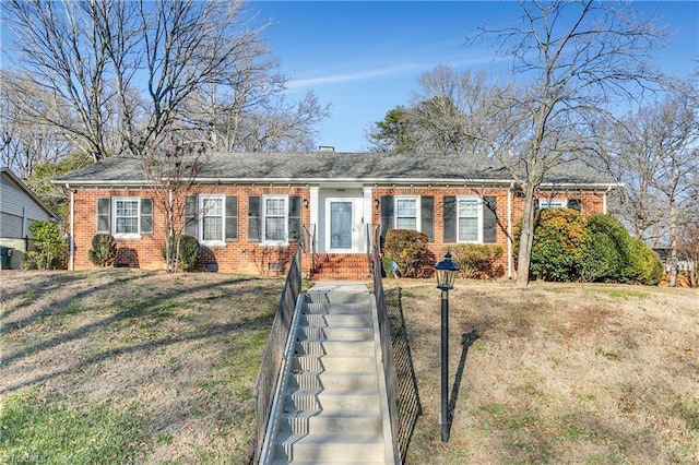 single story home with a front lawn