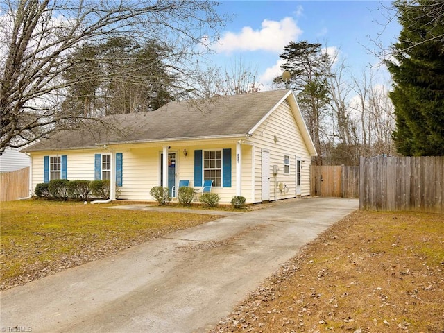 view of front of property featuring covered porch and a front yard