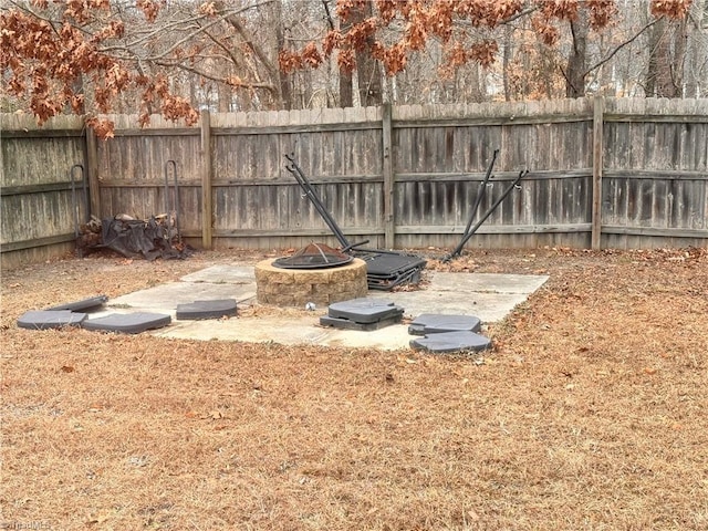 view of yard featuring an outdoor fire pit