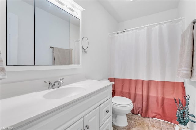 full bath with toilet, vanity, and a shower with curtain