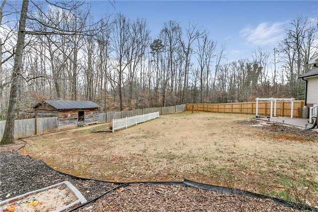 view of yard with a fenced backyard and an outdoor structure