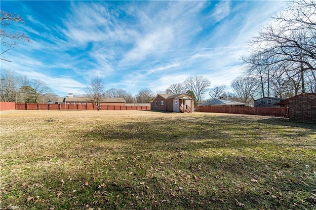 view of yard with an outdoor structure