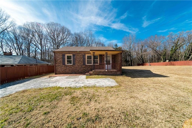 view of front of house with a front lawn and covered porch