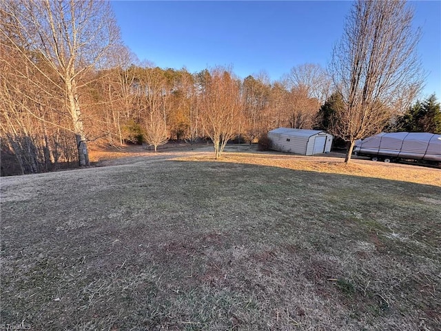 view of yard with an outdoor structure