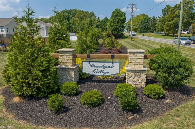 view of community / neighborhood sign