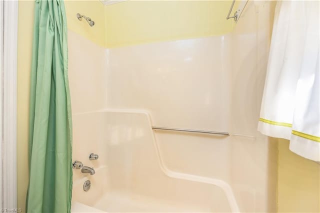 bathroom with shower / tub combo