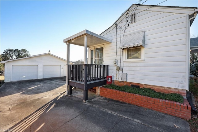 view of front of home featuring an outdoor structure and a garage