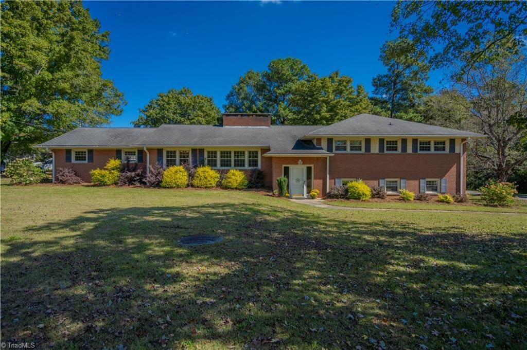 view of front of home with a front yard