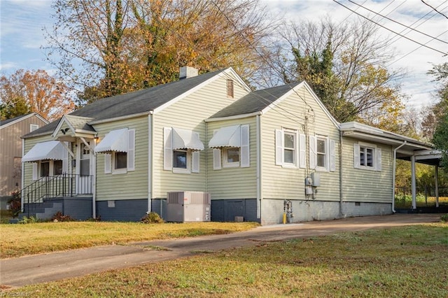 view of side of home featuring crawl space and a yard